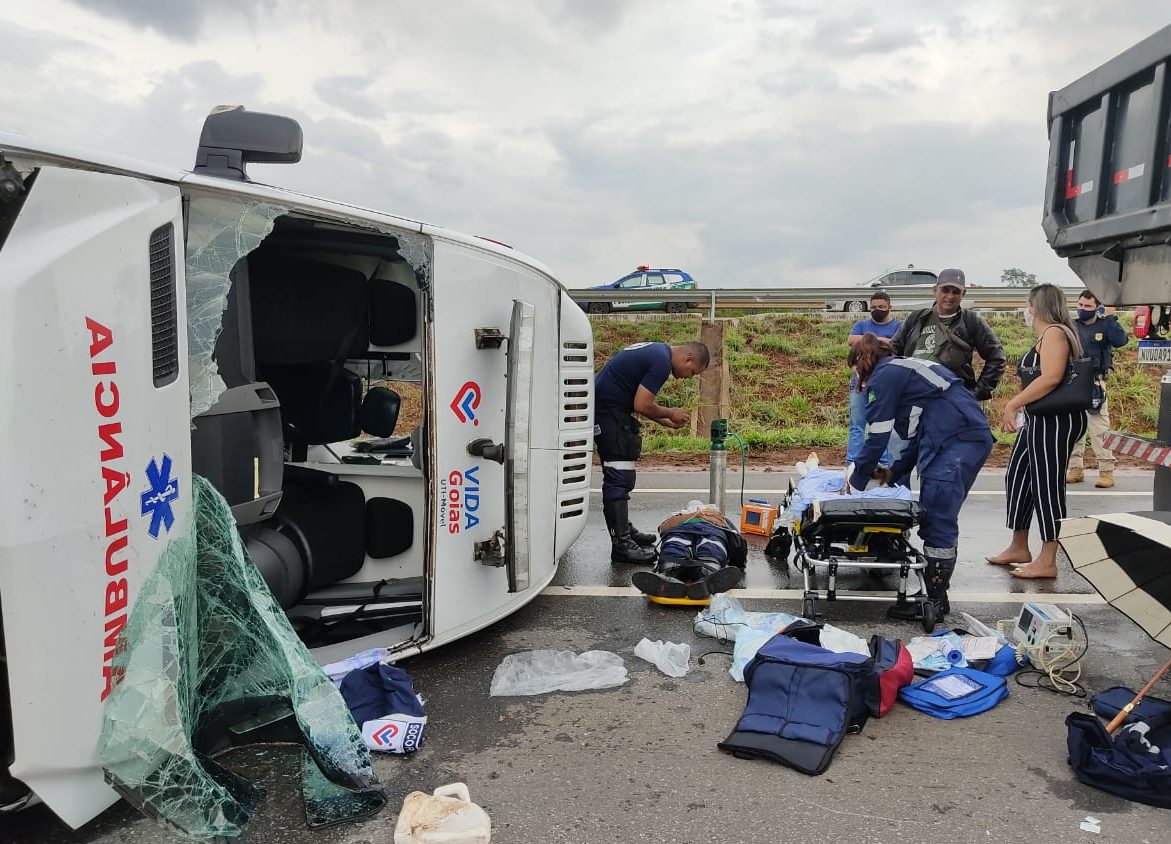 Ambulância perde o controle e capota na BR 060 perto de Posselândia