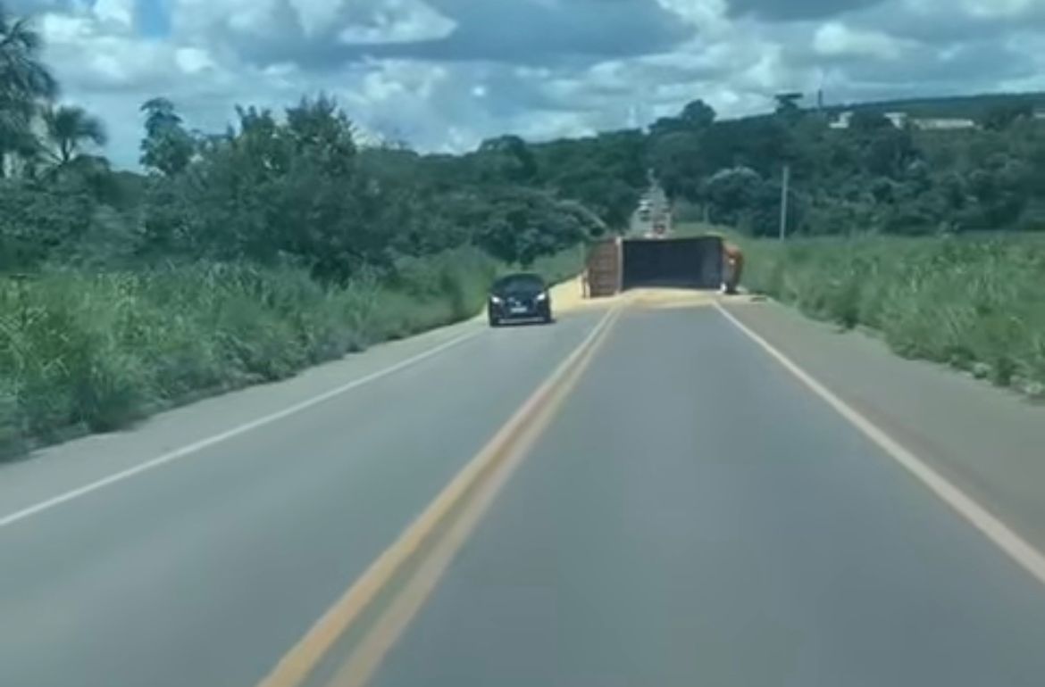 Caminh O Carregado De Soja Tomba Em Naz Rio Go In Foco