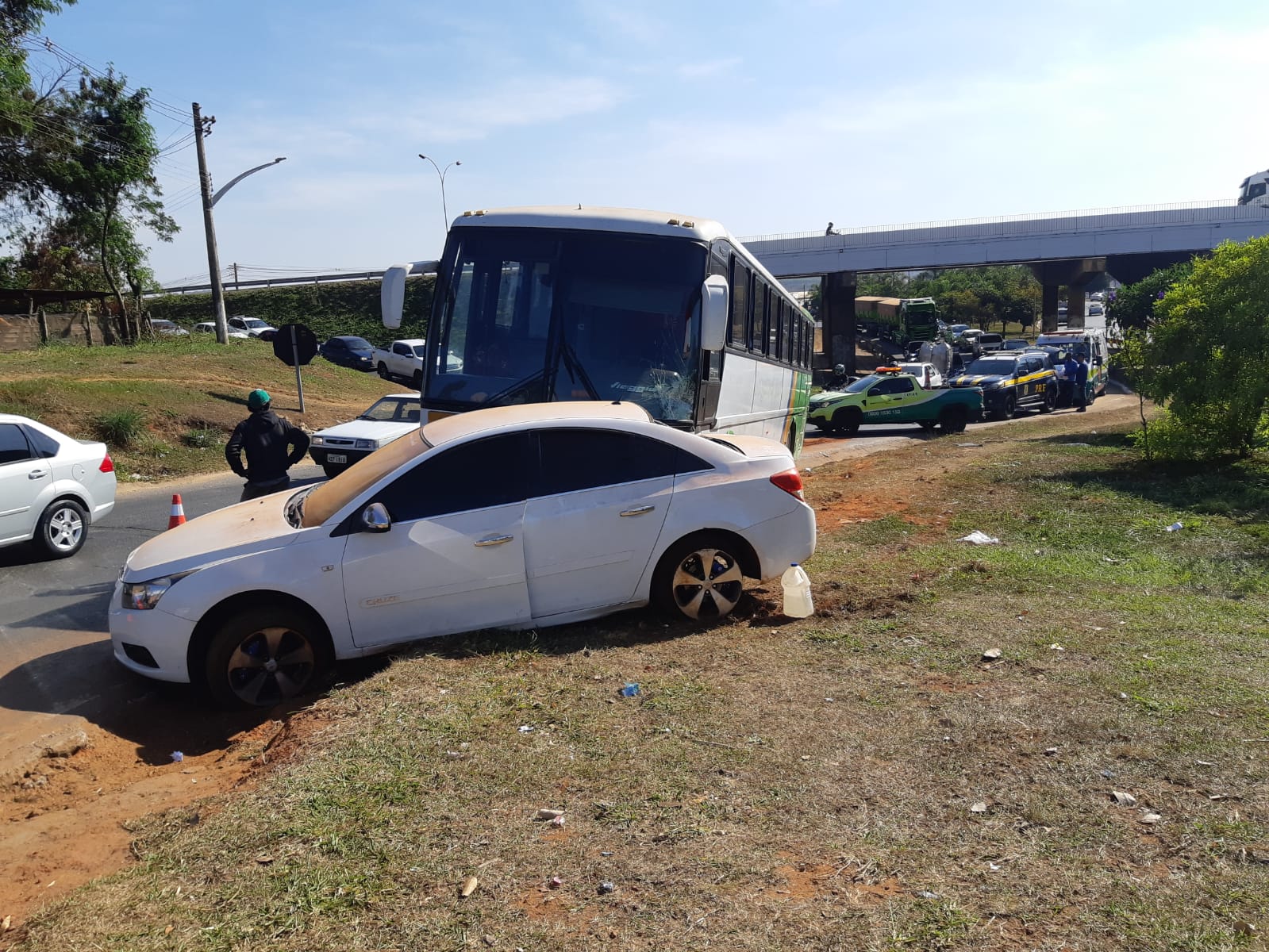 Acidente entre ônibus que transportava crianças e adolescentes e carro